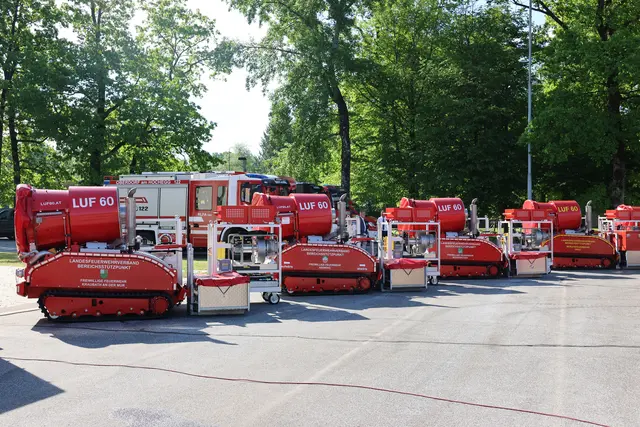 Die Katastrophenhilfsdienst-Gerätschaften wurden in Lebring an die steirischen Feuerwehren übergeben.  | Foto:  Land Steiermark/Mitteregger