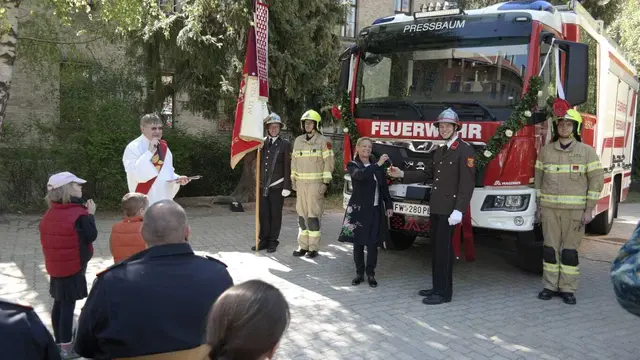 Karin Voggeneder ist die Fahrzeugpatin | Foto: FF Pressbaum