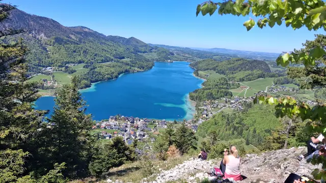 Von Fuschl aus geht man ca. 1,5km bis zum Einstieg. Der Berg ist nicht hoch (994m), aber knackig steil zu gehen und die Aussicht ist einfach SCHÖN.