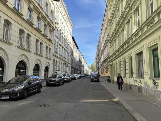 Derzeit ist die Rüdigergasse eng – für Autos, Kinderwagen und Fahrräder. | Foto: Nathanael Peterlini/MeinBezirk