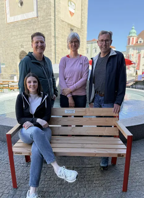 Stadträtin und Ideengeberin Pia Mayr, Vizebürgermeister Stefan Bauer, Stadträtin Gabriele Käferböck und Bürgermeister Christian Deleja-Hotko bem „Traschtbankerl“. | Foto: SPÖ Enns