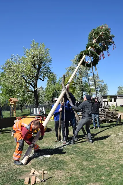 Die Eltern der Kinder und Bauhofmitarbeiter Robert Reiter stellten den Baum auf. | Foto: KG Arnreit