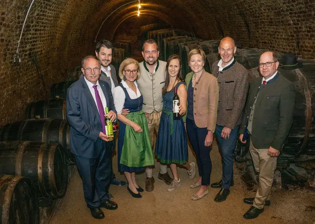 Bei der Eröffnung der Wein:Rast im Stiftskeller: Bürgermeister Richard Hogl, Gemeinderat Stefan Vietze, Landeshauptfrau Johanna Mikl-Leitner, Johannes und Juliane Burger, Bezirkshauptfrau-Stellvertreterin Barbara Salzer, Hannes Steinacker, Geschäftsführer vom Weinviertel Tourismus, und der Bürgermeister von Guntersdorf Roland Weber | Foto: NLK Filzwieser