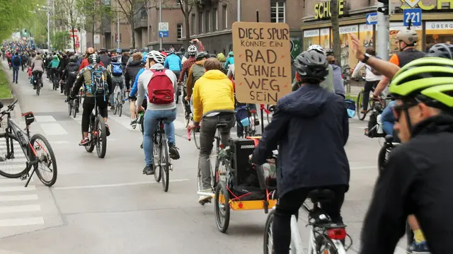 Um 17.30 Uhr bewegten sich die Radfahrende vom Votivpark vom Gürtel bis zum Ring. | Foto: radelnforfuture.at