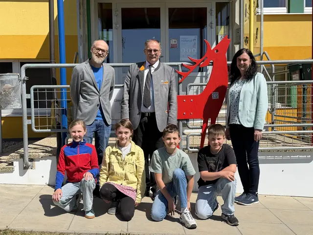 Richard Pleil (Viertelmanagement Weinviertel der Kulturvernetzung Niederösterreich), Richard Hogl (Bürgermeister Wullersdorf), Anita Heske (Schulleiterin der VS Wullersdorf, Projekt „Brücke zwischen Generationen“) und Kinder der VS Wullersdorf  | Foto: Volksschule Wullersdorf