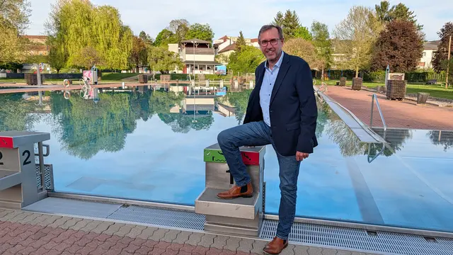 Bürgermeister Christian Deleja-Hotko lädt zum besuch im Ennser Freibad. | Foto: Stadtgemeinde Enns