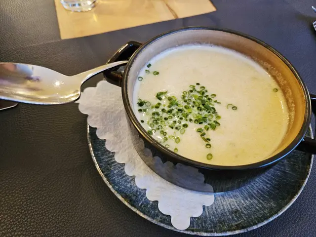 Die Spargelcremesuppe als klassischer Auftakt – schlicht, aber solide umgesetzt. | Foto: Genussspecht