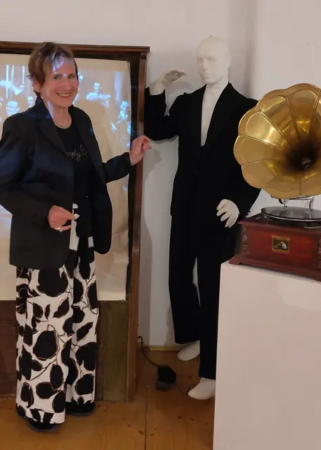 Leihgeberin Christa Grubauer mit dem Hochzeitsanzug ihres Vaters. | Foto: Museum Alte Textilfabrik