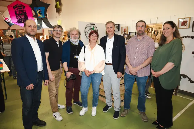 Wolfgang Markowitsch, GR Stefan Germershausen, KKM Obmann Helmut Mauthner, Kultur-Stadtrat Mannersdorf Marion Pitschmann, Bgm Hof Felix Medwenitsch, Oliver Kruckenfellner, VS-Leiterin Silke Hausböck | Foto: Stefan Germershausen