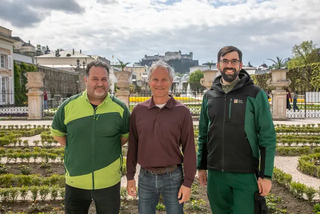 Eröffneten den Rosengarten: v.l.: Peter Ebner (Obergärtner Mirabellgarten), Christian Stadler (Amtsleiter Stadtgärten) &amp; Herbert Steindl (Obergärtner-Stv.) | Foto: Stadt Salzburg/Anna Pirato
