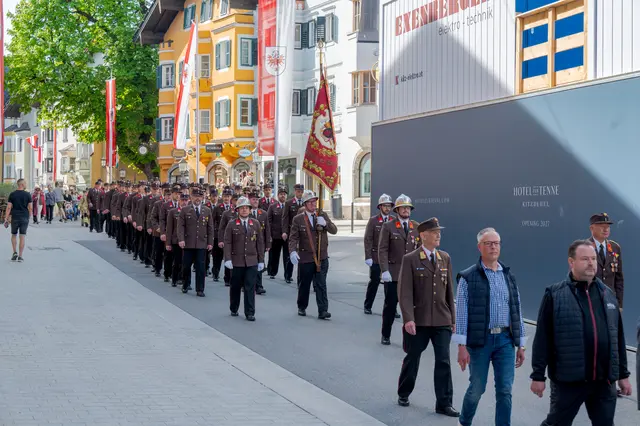 Kameraden geehrt und neue Ausrüstung gesegnet