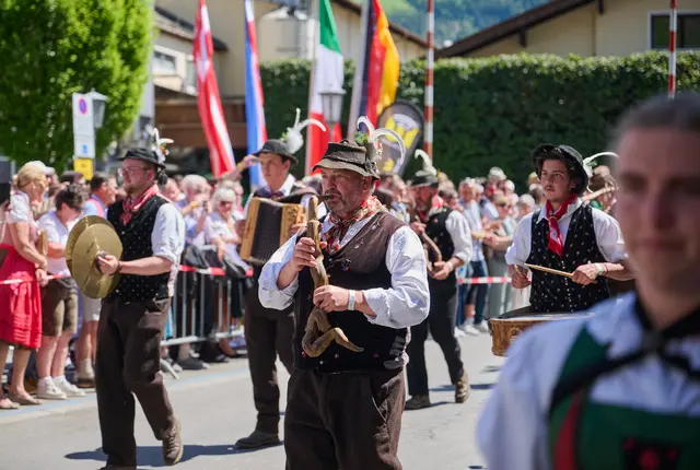 Die „Wurzelkapelle Wahlen" spielte auf außergewöhnlichen „Holzblasinstrumenten".

