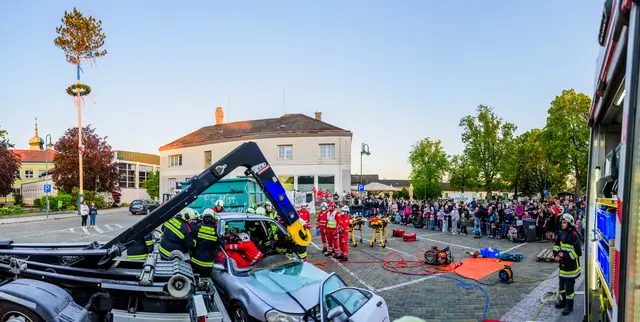 Die Freiwillige Feuerwehr Leopoldsdorf und das Rote Kreuz veranstalteten eine gemeinsame Schauübung. Im Mittelpunkt stand ein realitätsnahes Unfallszenario mit mehreren eingeklemmten Personen. | Foto: Altmann