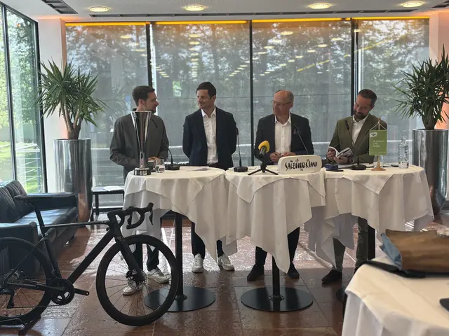 Von links nach rechts: Martin Holnburger, Geschäftsführer Pastel Bicycles, Marco Pointner, Geschäftsführer Saalfelden Leogang Touristik GmbH, Leo Bauernberger, Geschäftsführer SalzburgerLand Tourismus, Stefan Schnöll, Landeshauptfrau-Stellvertreter
 | Foto: MeinBezirk Salzburg