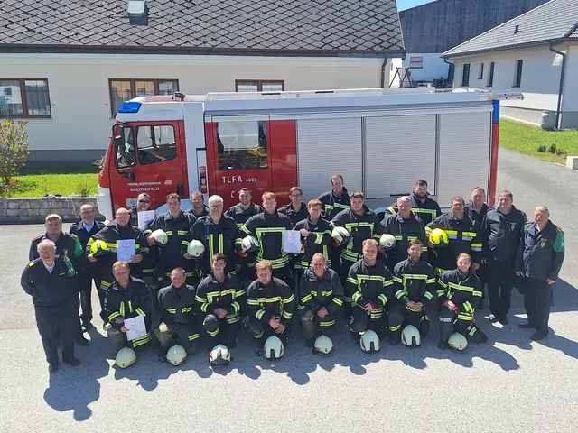 Hauptprüfer BR Karl Kainrath mit seinem Team HBI Erwin Dörr, BM Andreas Gari, BI Andreas Binder, die erfolgreichen APLE-Teilnehmer mit AFKDT BR Manfred Rabl und AFKDT-Stv. ABI Jürgen Stundner. | Foto: Feuerwehr Breitenfeld/Kirchberg-Schönfeld 