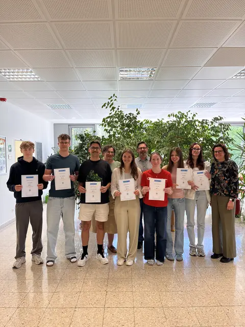 V.l.: Tobias Aichinger, Nico Marschalek, Julian Mayer-Lamberg, Professorin Rita Prechtl, Leonie Gruber, Direktor Dominik Gaheis, Leonie Rieß, Mia Ruschak, Sara Toth, Professorin Nicole Atzlesberger | Foto: HAK/HAS Eferding