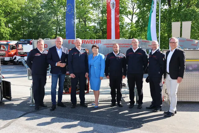 Landeshauptmann Mario Kunasek (2.v.l.), Landesfeuerwehrkommandant Reinhard Leichtfried (3.v.l.), Landeshauptmann-Stv. Manuela Khom (4.v.l.) und der Leiter der Fachabteilung für Katastrophenschutz, Harald Eitner (r.), mit Vertretern der steirischen Feuerwehren.  | Foto: Land Steiermark/Mitteregger