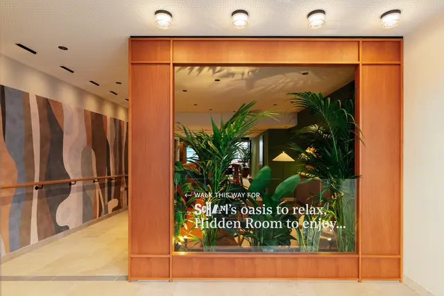 Hinter dieser Glasfront wartet der Lokal- und Barbereich "Hidden Room".  | Foto: Gregor Hofbauer
