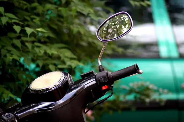 Das Fahrzeug wies mehrere Mängel auf, darunter fehlendes Kennzeichen (Symbolbild). | Foto: smarterpix (Symbolbild)