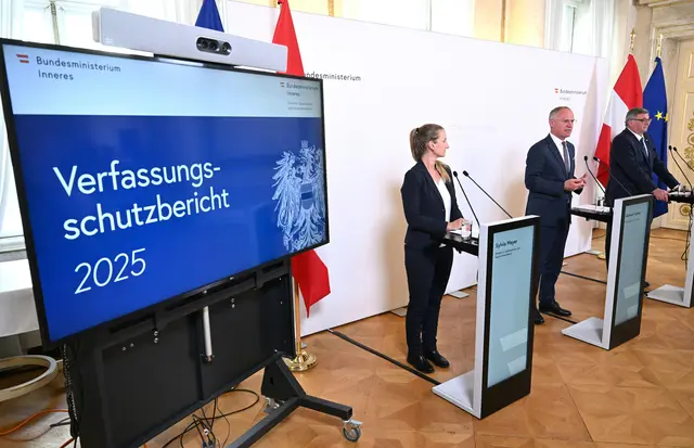 v. l.: Sylvia Mayer (DSN-Direktorin), Innenminister Gerhard Karner (ÖVP) und Staatssekretär Jörg Leichtfried (SPÖ) bei der Präsentation "Lagebericht Verfassungsschutz 2025" am Montag. | Foto: APA-Images / APA / HELMUT FOHRINGER