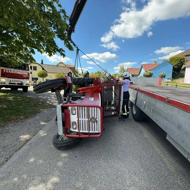 Das Fahrzeug konnte unter den gegebenen Bedingungen gesichert aus dem Bachbereich gehoben werden. | Foto: Feuerwehr
