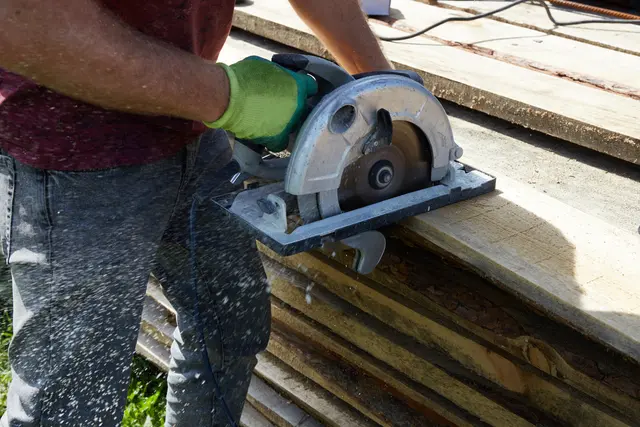 Beim Zuschneiden von Holz soll der Arbeiter mit der rechten Hand in das Sägeblatt geraten sein. (Symbolfoto) | Foto: stock.adobe.com/at/Viktoriya 
