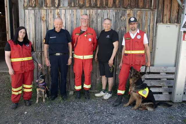 Thomas Wurmtödter (2.v.l.) und Roman Kapeller (M.) zeigen sich über den erfolgreichen Ablauf der Landesübung der Österreichischen Rettungshundebrigade in St. Leonhard erfreut. | Foto: ÖRHB LG OÖ