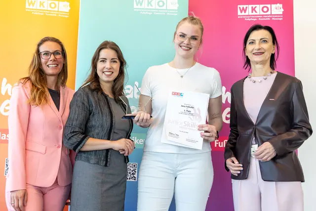 Monika Nowotny, WKOÖ-Vizepräsidentin Lisa Sigl, Preisträgerin Jana Felhofer (Massage) und Landesinnungsmeisterin Eva Danner-Parzer, v. l. 

 | Foto: Cityfoto