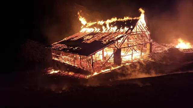 100 Einsatzkräfte bei Wirtschaftsgebäudebrand in Flattach