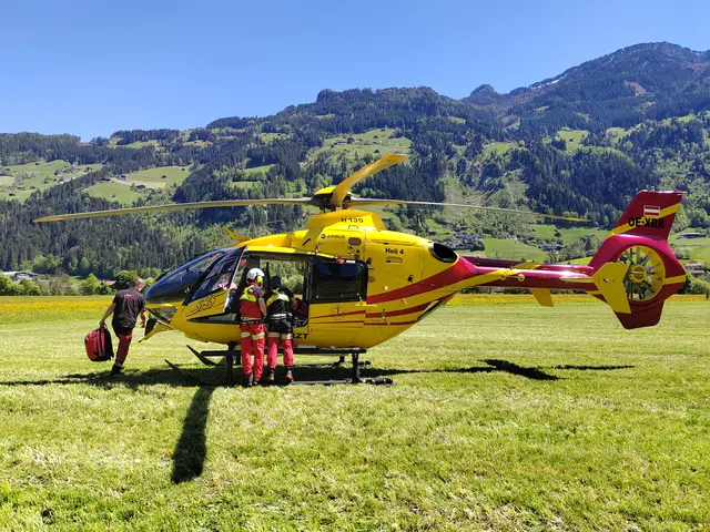 Ein 54-jähriger Mann wurde bei Forstarbeiten am Hochschwendberg von einem umstürzenden Baum eingeklemmt und mit schweren Verletzungen per Notarzthubschrauber in die Klinik Innsbruck geflogen. | Foto: zoom.tirol