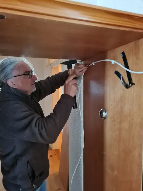Für die Überwachung aber auch einige technische Rätsel wurden auch fleißig Kabel verlegt.  | Foto: KematenKultur