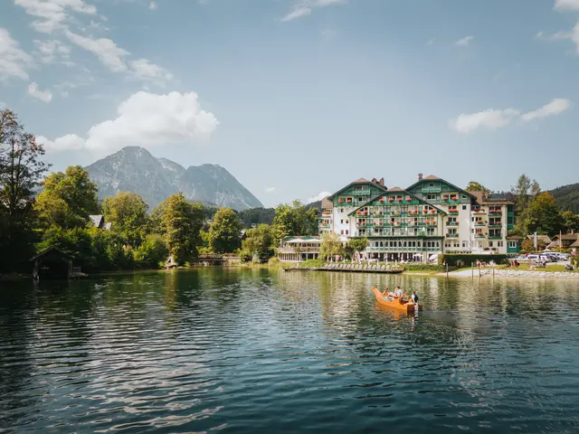 Blick auf das Hotel Seevilla Altaussee mit Steg und Seeterrasse | Foto: Karl Steinegger