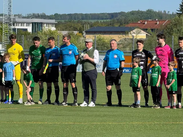 Im Rahmen eines Besuchs beim Meisterschaftsheimspiel der Union Dietach gegen Gleisdorf hat OÖVP-Bezirksparteiobmann Bundesrat Bernhard Ruf den offiziellen Matchball für das kommende Heimspiel überreicht. | Foto: Ruf