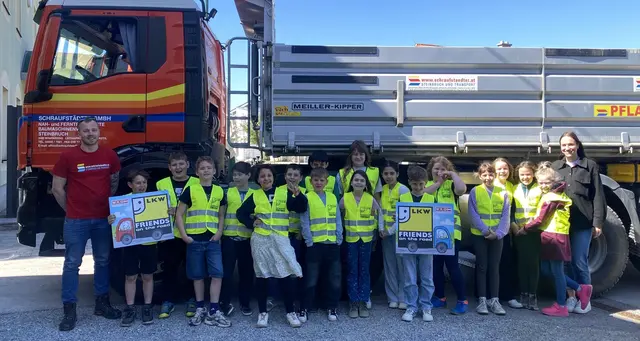 Klassenlehrerin Lisa Marie Schebesta und LKW-Fahrer Benedek mit den Kindern der 3. Klasse der Volksschule Wimpassing.  | Foto: WKB