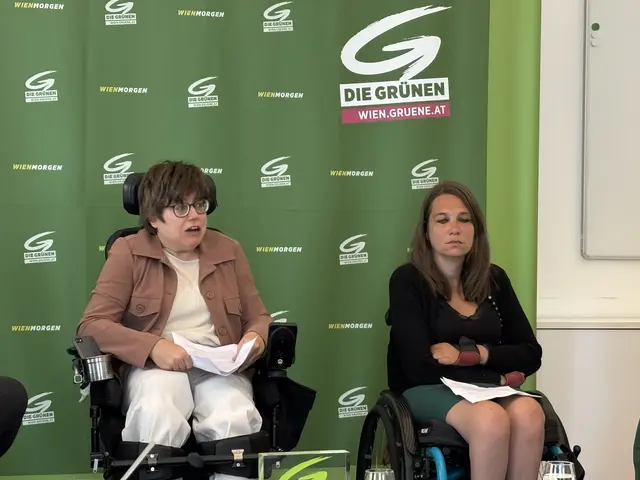 Marlies Nemüller (l.) berichtet über den Alltag mit der Persönlichen Assistenz. | Foto: Antonio Šećerović/MeinBezirk