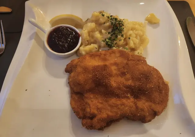 Das Graukäse-Cordon-bleu überzeugt mit knuspriger Panade und klassischer Beilage.