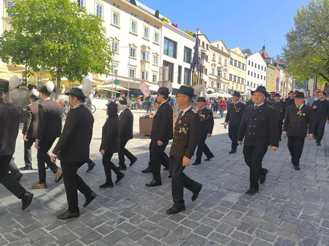 Bezirks-Schützenjahrtag-2026: Feierlicher Aufmarsch mit Fahnenabordnungen beim Schützenjahrtag des Bezirks Kufstei | Foto: Bezirks-Schützenbund Kufstein