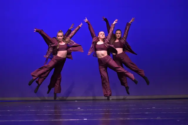 Die "Rolling in the deep"-Tänzerinnen – v. l.: Theresa Anna Hutterer, Sophie Ecker, Anna Bischof und Paula Mayböck. | Foto: Balázs Delbó - delbeaufilm.com