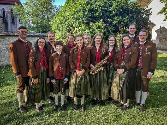Lukas Reckenzain, Livia Schmidt, Julia Steyrer, Julian Tiefenbacher, Astrid Parth, Victoria Reckenzain, Erich Anderl, Katharina Haider, Anna Schmidt, Sarah Hobl, Eduard Pranz und Maximilian Klinger freuten sich über die zahlreichen Besucher bei der Konzertpremiere von "Klänge unter dem Herzogshut". | Foto: Reinhard Emsenhuber