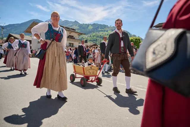 Schon die jüngsten Mitglieder der Trachtengruppe Fiss nahmen am Traditionsumzug im Zillertal teil.

