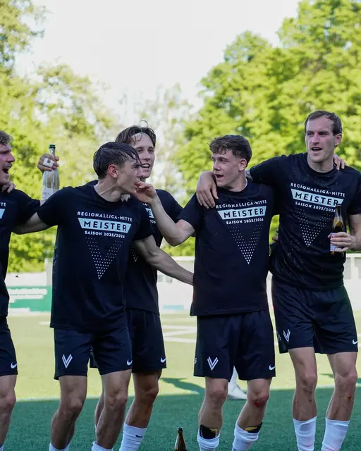 Mit den Meister-T-Shirts lässt es sich leicht feiern. | Foto: Lukas Reinprecht