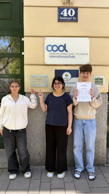 Die Schüler Sofiia Stratutsa, Wasfia Sido, Ilijas Blazevic (v.l.) vor der Plakette in der Hainburger Straße.  | Foto: MS Hainburger Straße 40