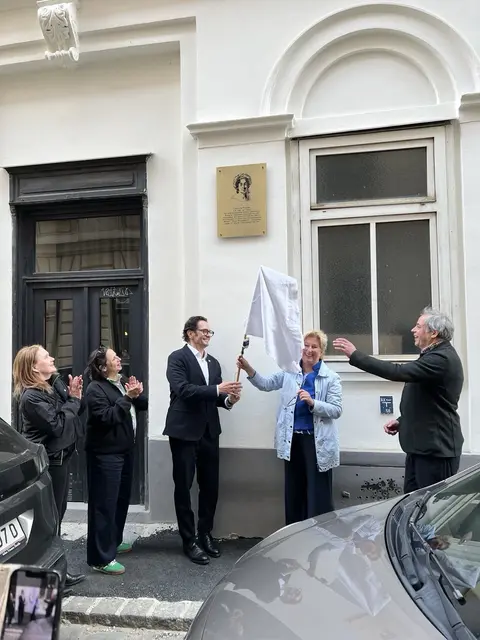 Die Anbringung der Tafel geht auf einen Beschluss der Bezirksvertretung zurück und wurde im Rahmen der Initiative „Neubau erinnert“ umgesetzt.  | Foto: BV7