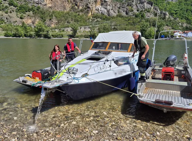 Durch ein Leck strömte Wasser in ein Motorboot, auf dem sich fünf Personen befanden.  | Foto: Bezirksfeuerwehrkommando Krems