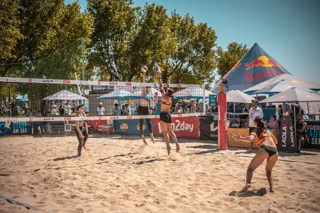 Volle Tribünen und spektakuläre Ballwechsel sorgten beim Beachvolleyball für Begeisterung. | Foto: Benni Schön