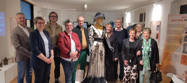 Stadtrat Joachim Fischer, Vizebürgermeisterin Petra Zimmermann-Moser, Markus Gartner, Ulrike Vitovec und Brigitte Temper-Samhaber mit Leihgebern. | Foto: MAT