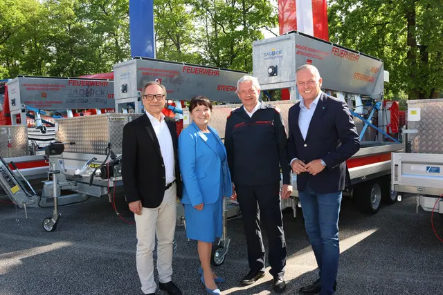 Der Leiter der Fachabteilung für Katastrophenschutz, Harald Eitner, Landeshauptmann-Stv. Manuela Khom, Landesfeuerwehrkommandant Reinhard Leichtfried und Landeshauptmann Mario Kunasek bei der Übergabe der neuen Gerätschaften für den Katastrophenhilfsdienst.  | Foto: Land Steiermark/Mitteregger
