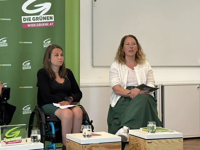 Christina Paul (l.), Bezirksrätin der Grünen am Alsergrund, mit Co-Parteichefin Judith Pühringer. | Foto: Antonio Šećerović/MeinBezirk