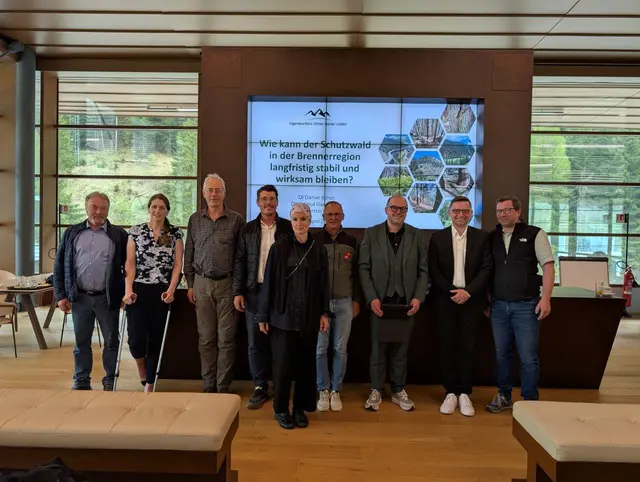 Die Verantwortlichen des Projekts v.l.: Bgm.-Stv. Alois Wieser (Gries), Kerstin Ganaus und Helmuth Gassebner (Ingenieurbüro Illmer), Philipp Oberegger (FI Sterzing), Sabine Richter (Interreg Wipptal), Florian Riccabona (BFI Steinach), Bgm. Martin Alber (Gemeinde Brenner), Karl Mühlsteiger (Bgm. Gemeinde Gries und Projektträger) sowie Daniel Illmer (Ingenieurbüro Illmer) | Foto: FI Sterzing