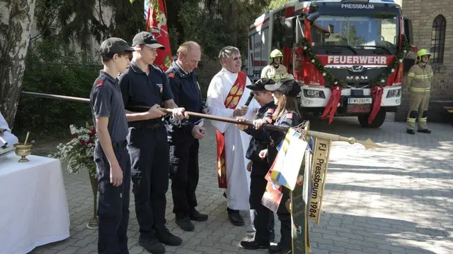 Die Feuerwehrjugend darf zwei neue Kameraden begrüßen. | Foto: FF Pressbaum